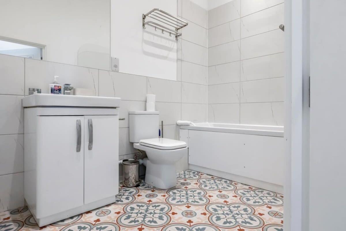 Lovely 1 Bedroom Apartment In Central Woking Exteriér fotografie